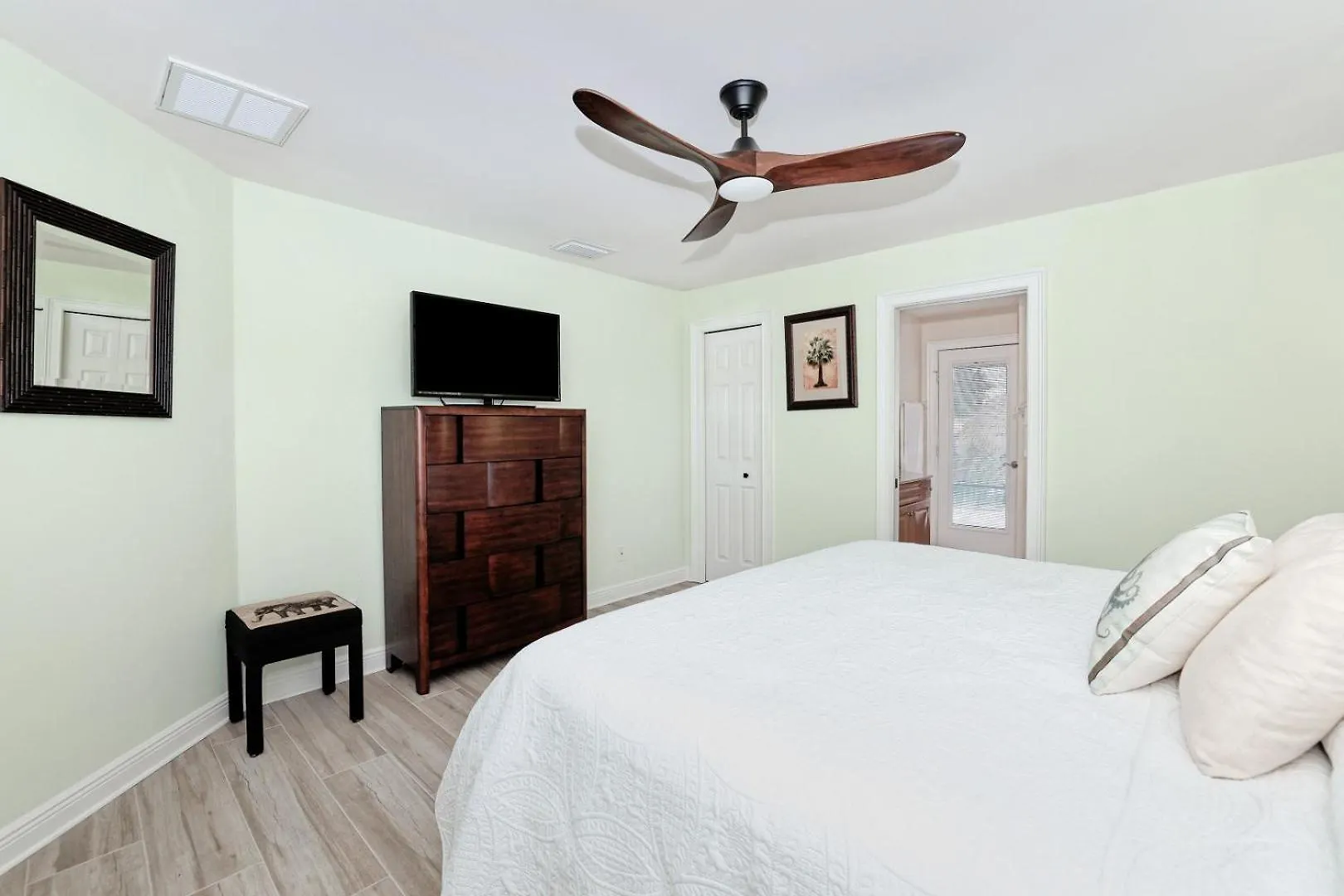 Newly Renovated 3 Bed/3 Bath In The Four Mile Cove Area W. Heated Pool And Spa. Gulf Access! Villa