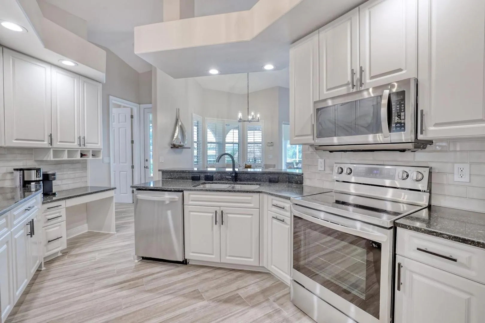 Newly Renovated 3 Bed/3 Bath In The Four Mile Cove Area W. Heated Pool And Spa. Gulf Access! * Cape Coral
