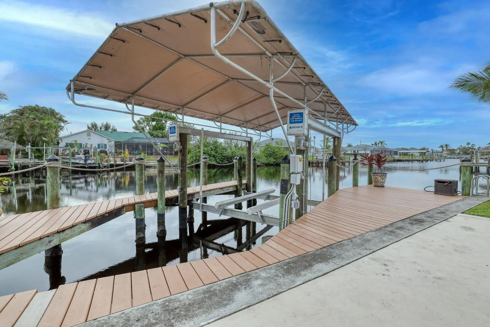 Villa Newly Renovated 3 Bed/3 Bath In The Four Mile Cove Area W. Heated Pool And Spa. Gulf Access!