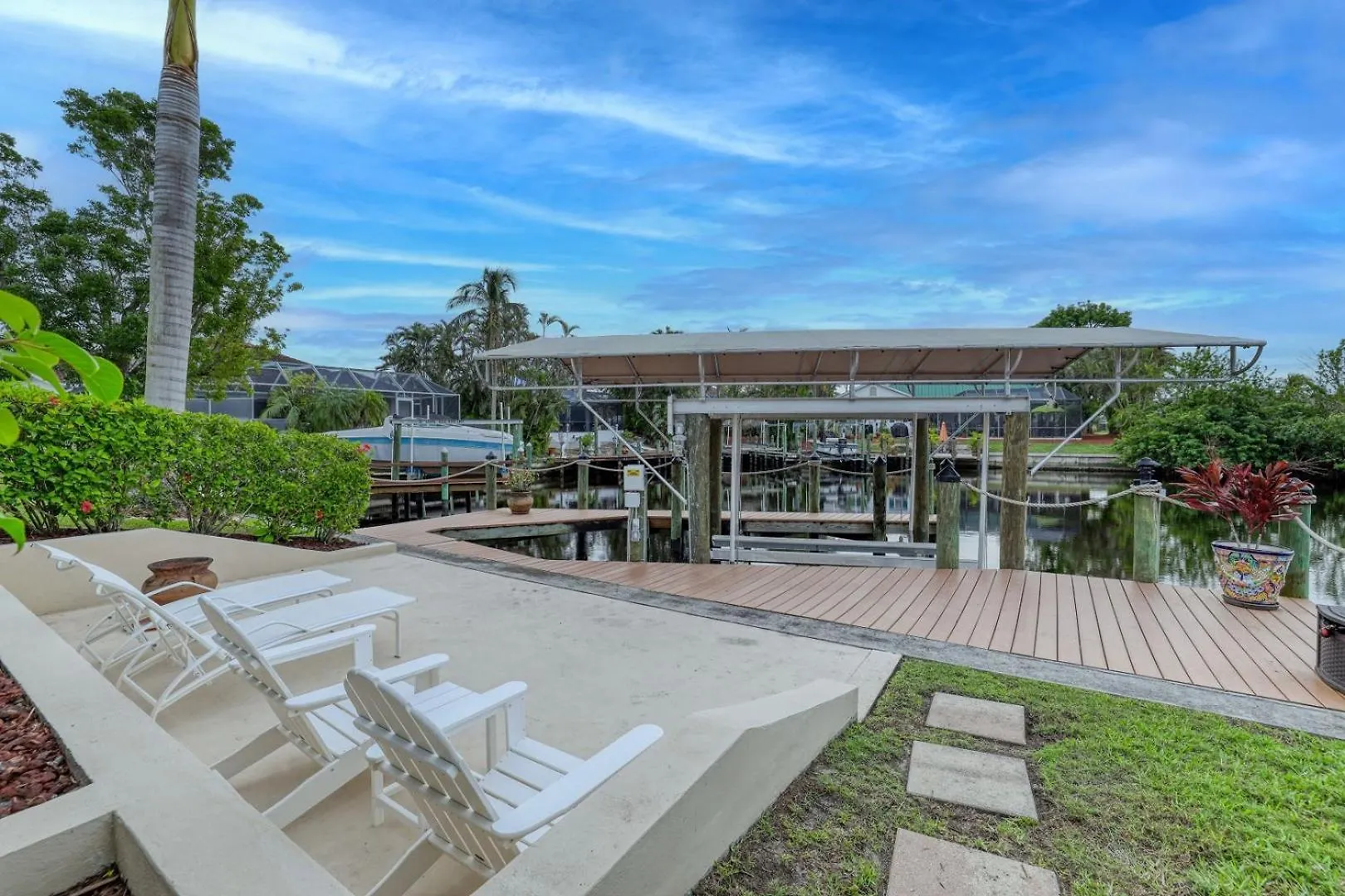 Newly Renovated 3 Bed/3 Bath In The Four Mile Cove Area W. Heated Pool And Spa. Gulf Access! Villa