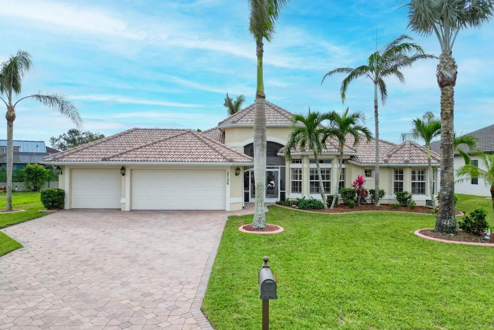 Newly Renovated 3 Bed/3 Bath In The Four Mile Cove Area W. Heated Pool And Spa. Gulf Access! Villa Cape Coral