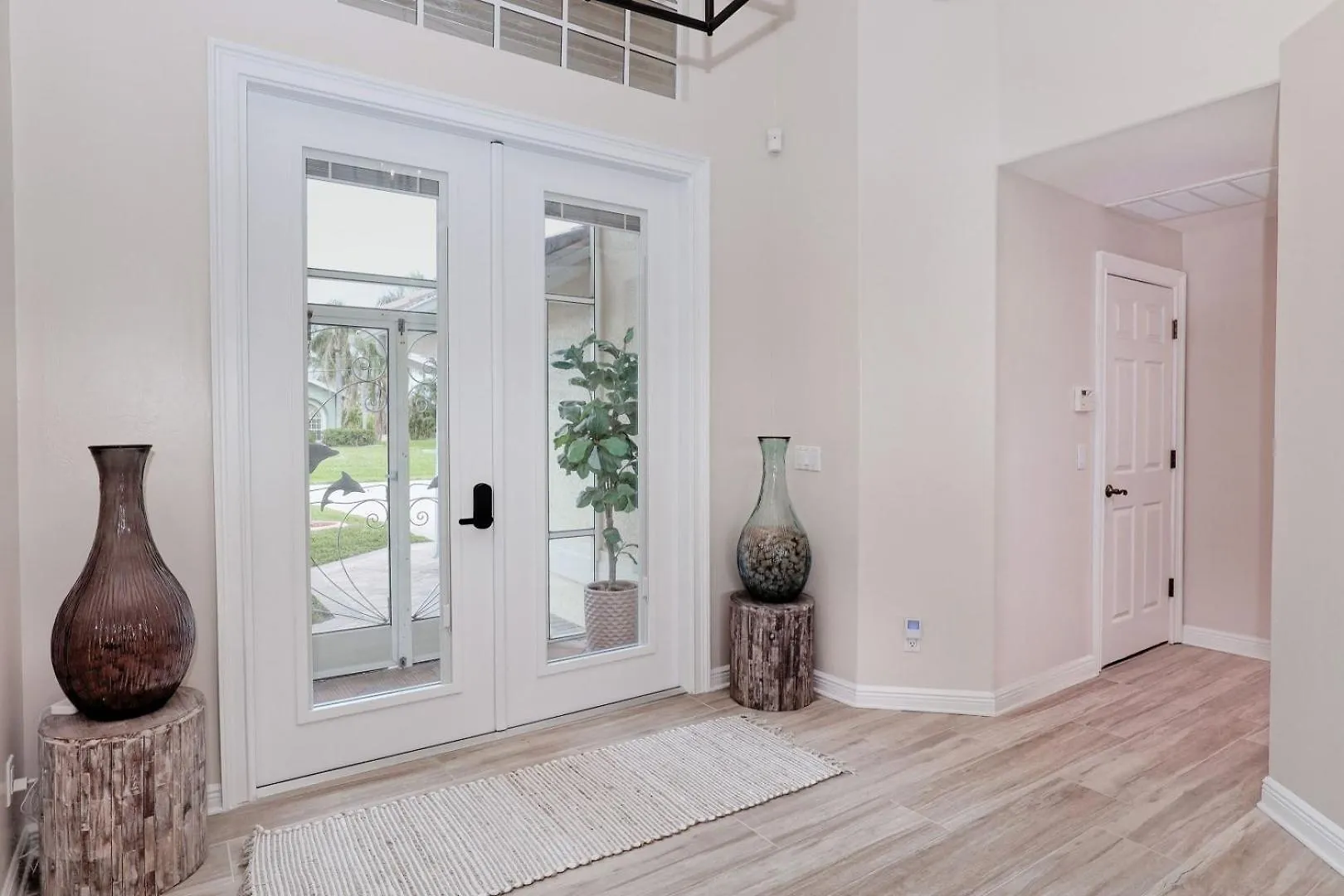 Newly Renovated 3 Bed/3 Bath In The Four Mile Cove Area W. Heated Pool And Spa. Gulf Access! *