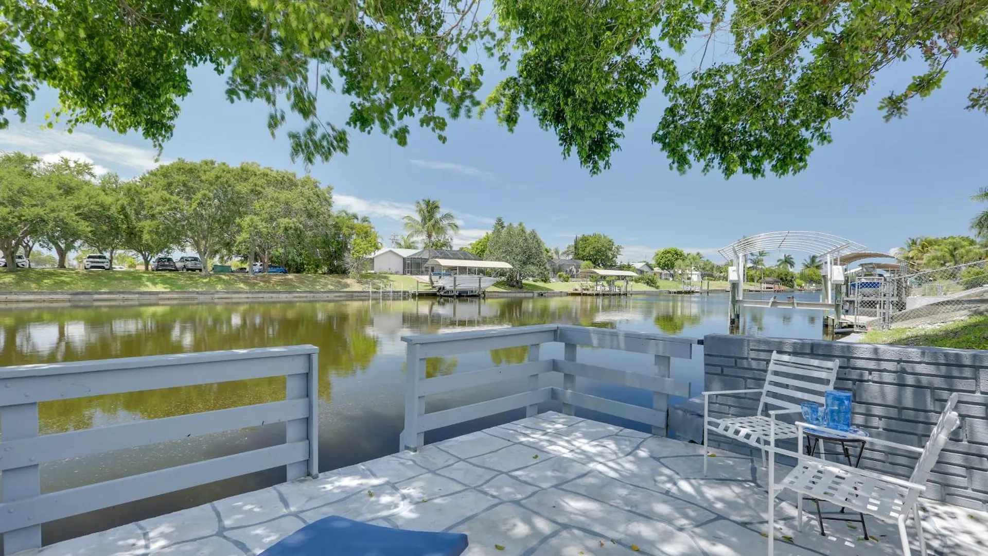 Airy Canalfront Oasis In With Pool! Holiday home *