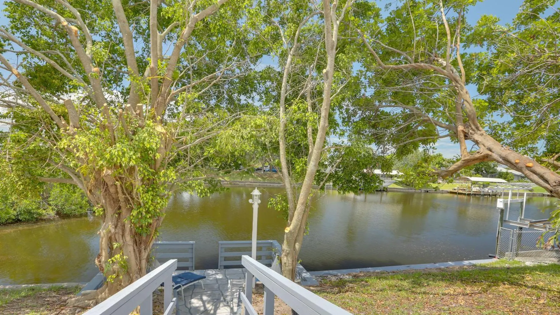 Airy Canalfront Oasis In With Pool! Holiday home Cape Coral