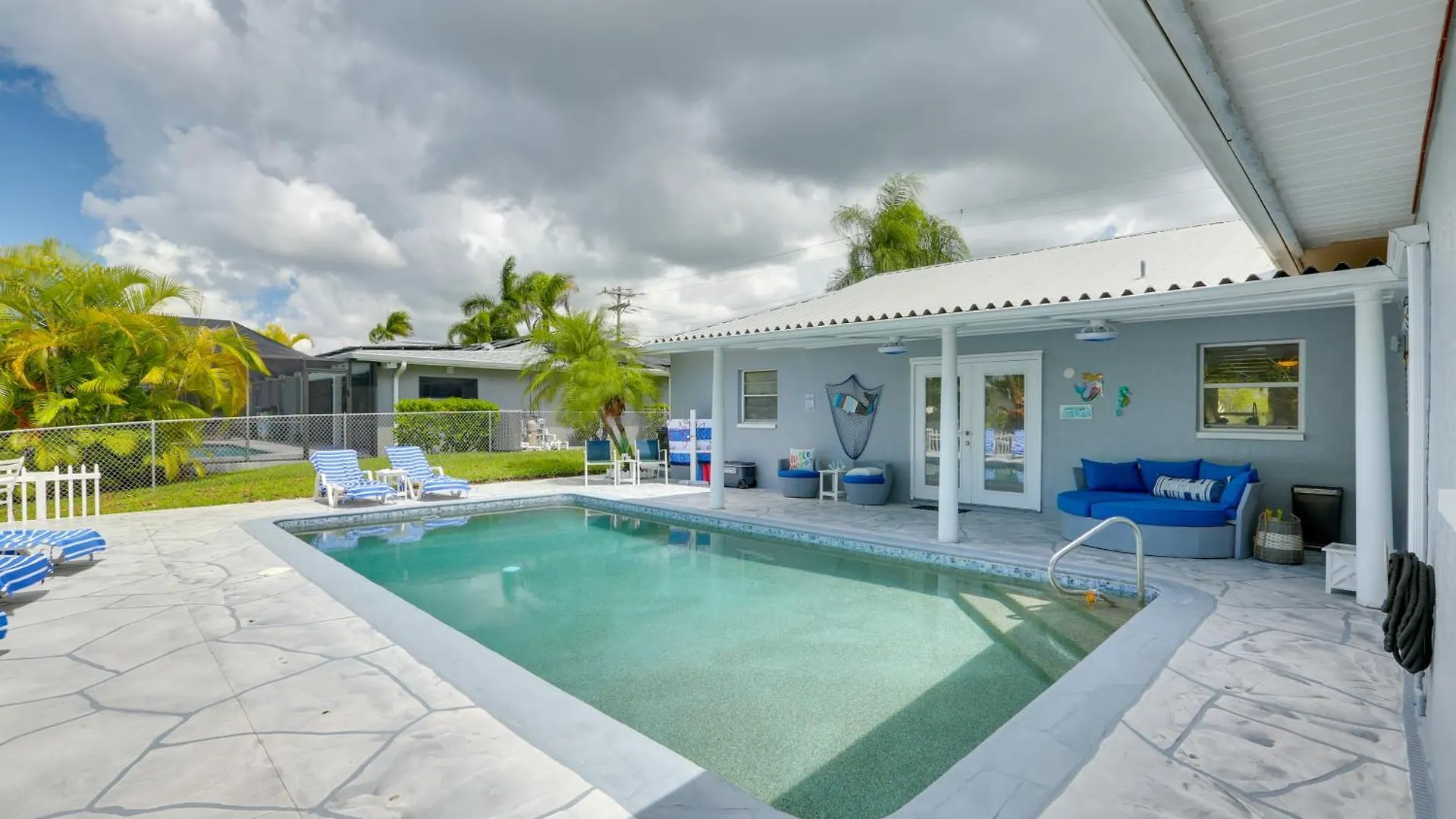 Airy Canalfront Oasis In With Pool! Cape Coral