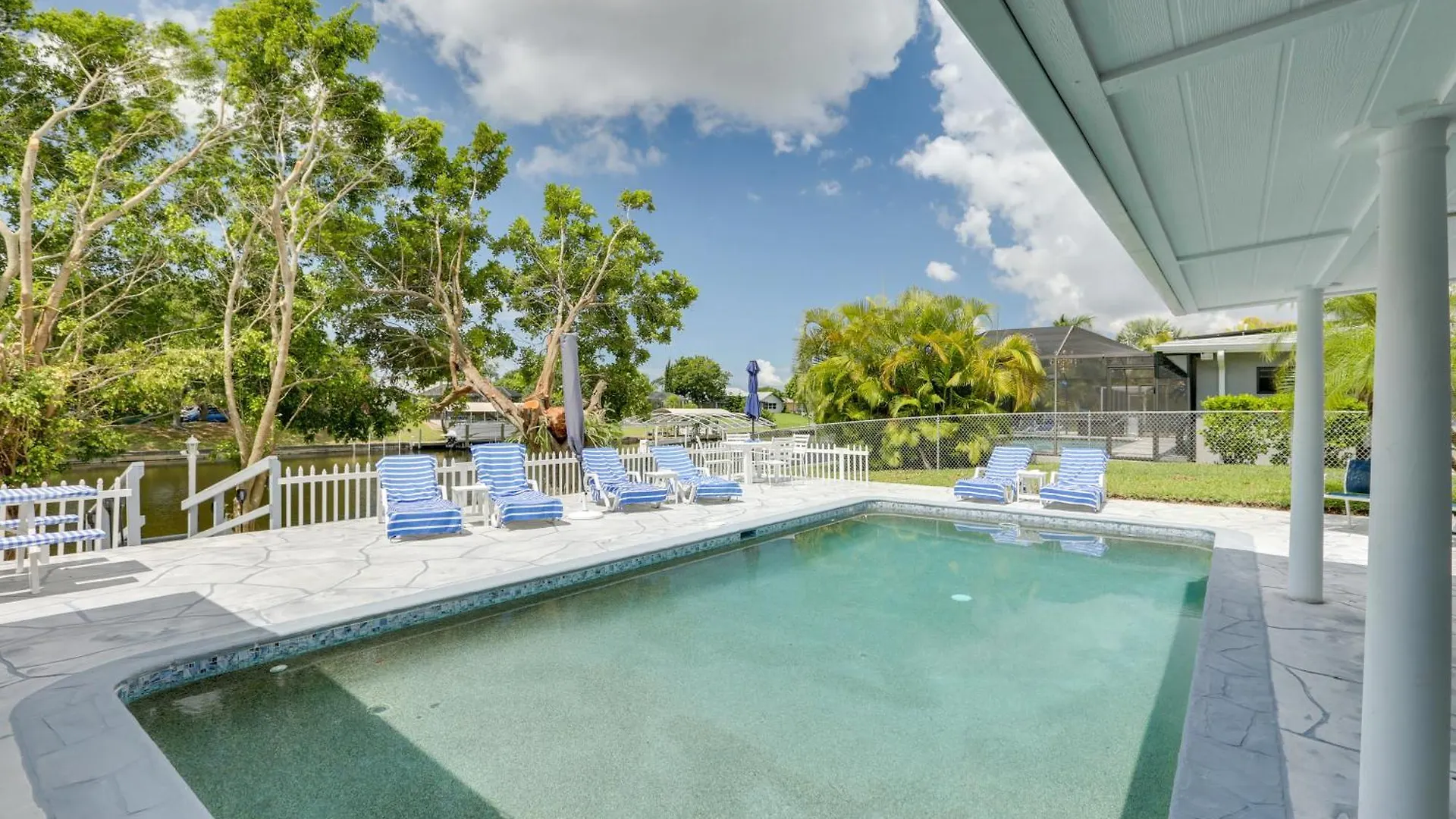 Airy Canalfront Oasis In With Pool!