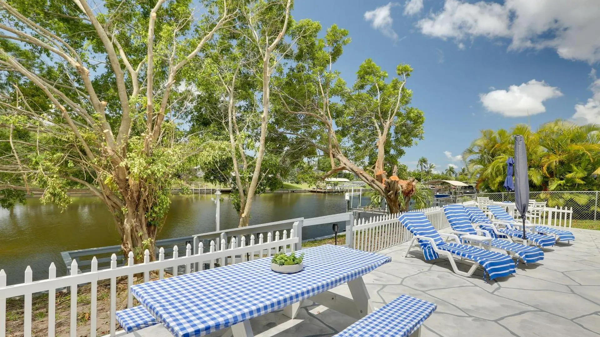 Airy Canalfront Oasis In With Pool! Holiday home Cape Coral