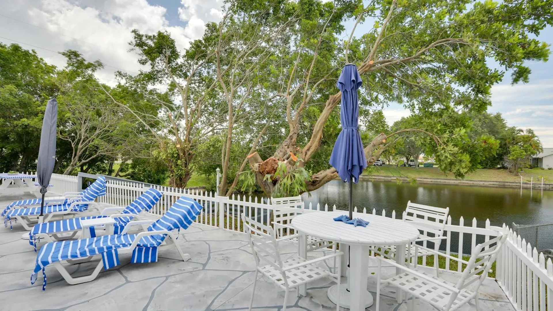 Holiday home Airy Canalfront Oasis In With Pool! Cape Coral