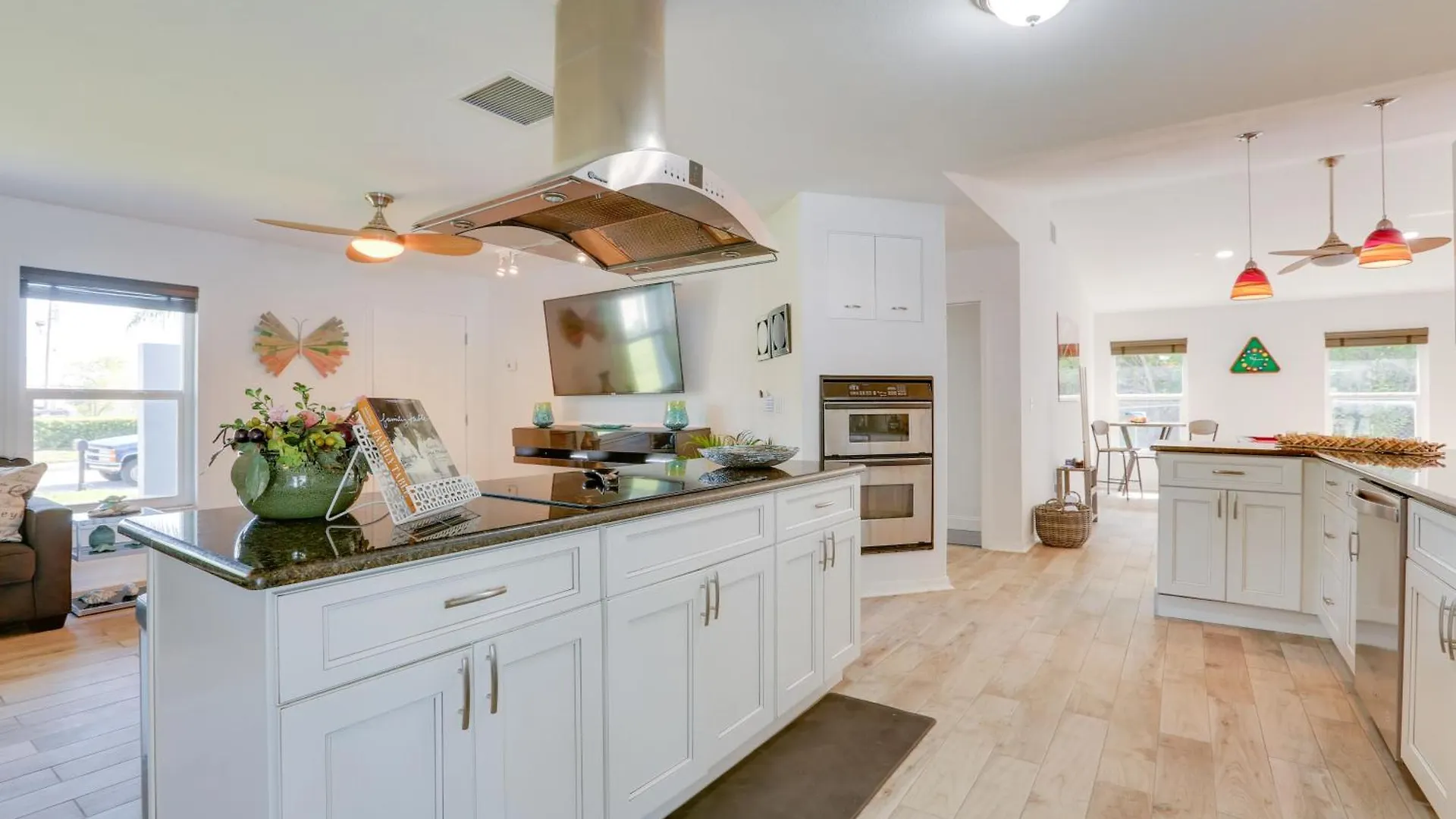 Airy Canalfront Oasis In With Pool! Holiday home Cape Coral