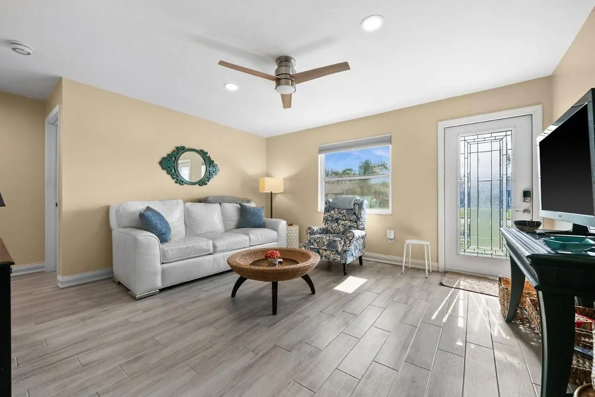 Poolside Paradise Of Cape Coral! Holiday home