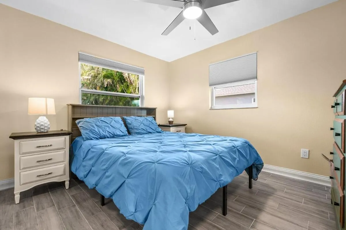 Poolside Paradise Of Cape Coral! Holiday home