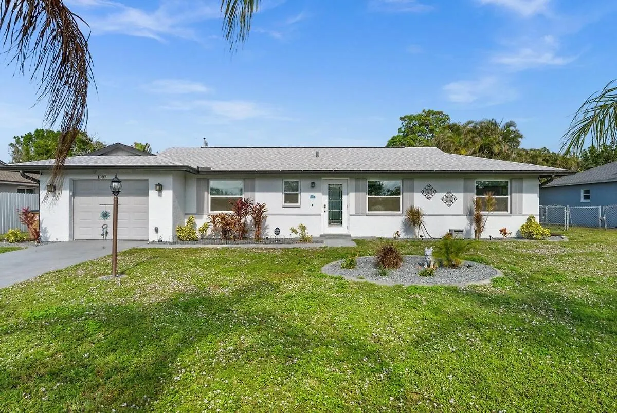 Poolside Paradise Of Cape Coral! Holiday home