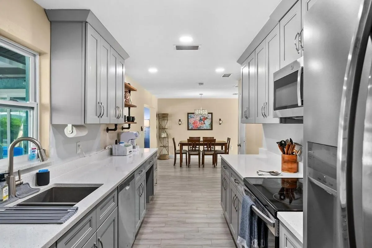 Poolside Paradise Of Cape Coral! Holiday home *