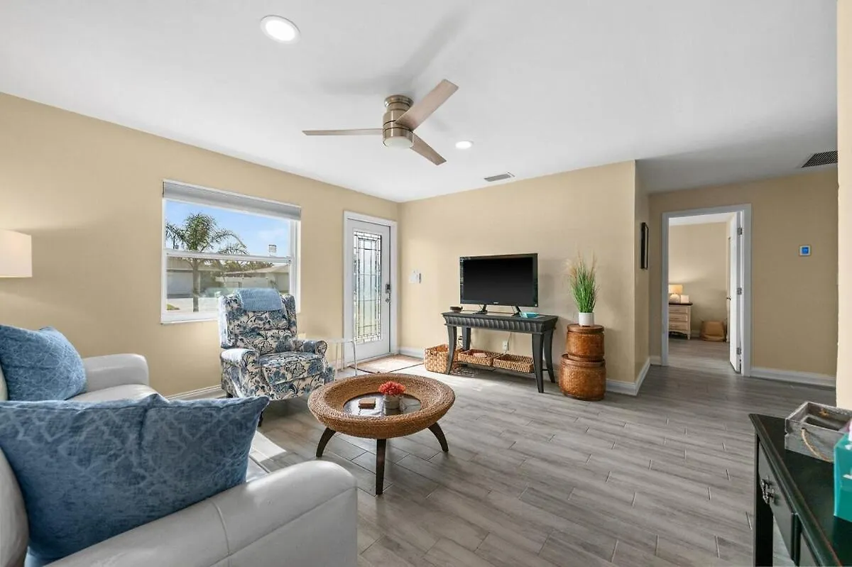 Poolside Paradise Of Cape Coral! Holiday home *