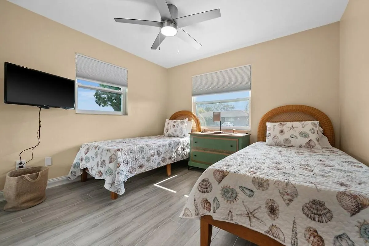 Poolside Paradise Of Cape Coral!