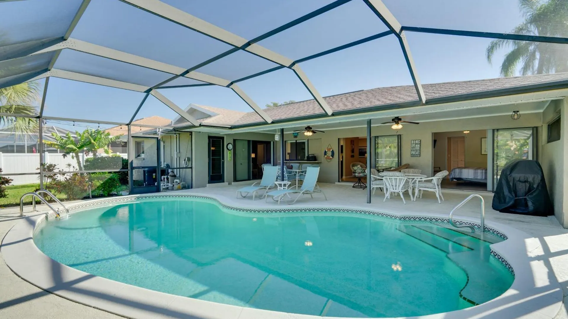 Coastal Retreat With Grill 4 Mi To Dtwn Cape Coral! *