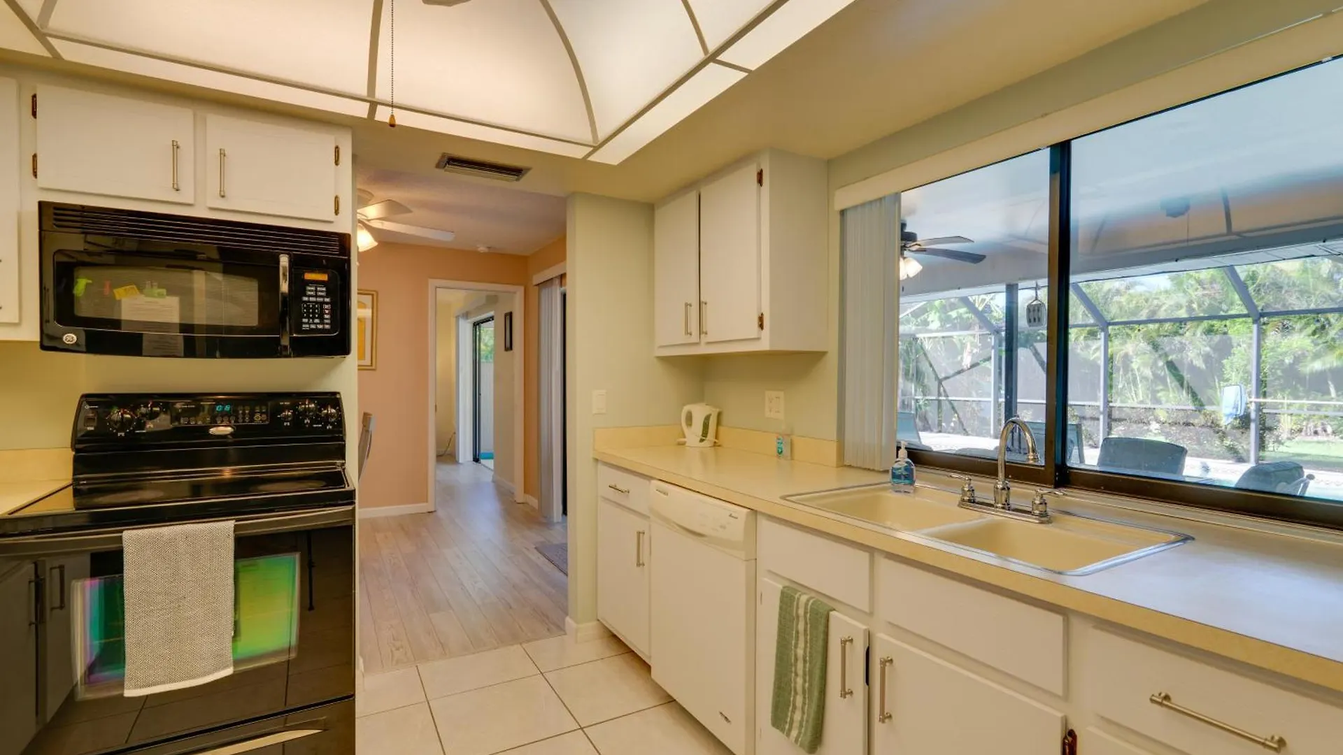 Coastal Retreat With Grill 4 Mi To Dtwn Cape Coral!