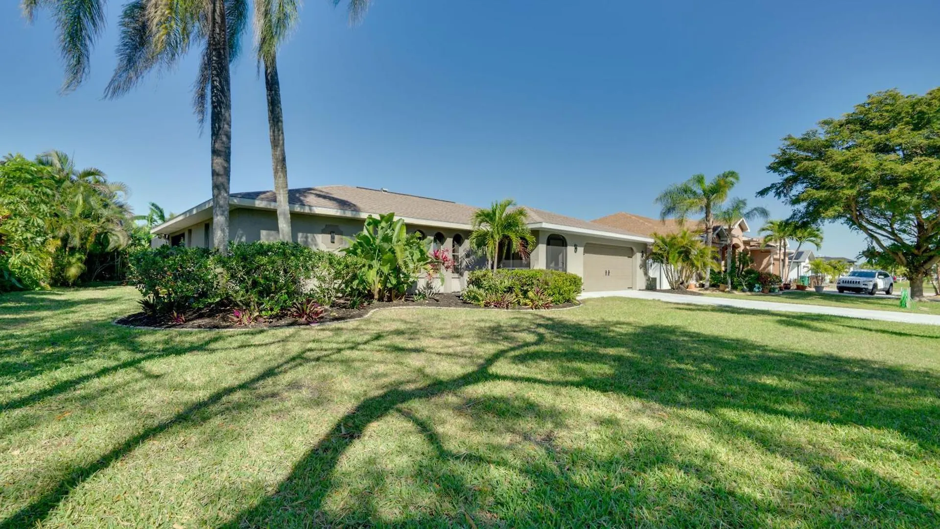 Coastal Retreat With Grill 4 Mi To Dtwn Cape Coral! Holiday home Cape Coral