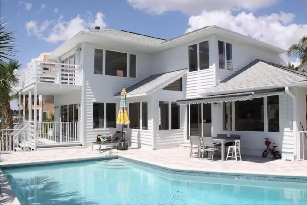 Waterfront With Private Pool! * Cape Coral