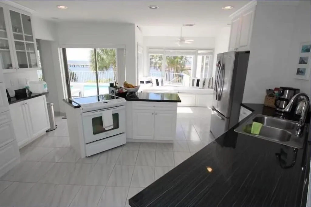 Waterfront With Private Pool! Cape Coral