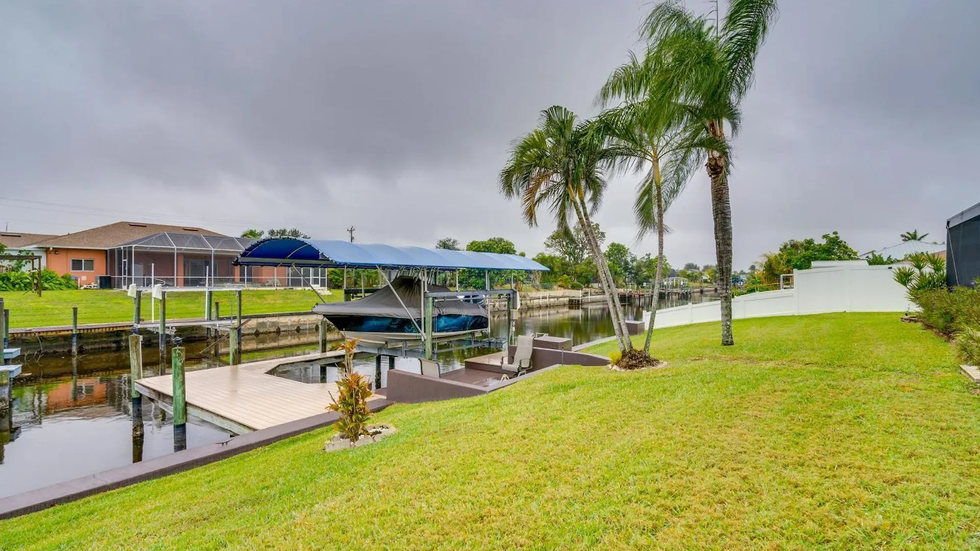 Holiday home Canal-front With Dock And Lanai In Cape Coral!