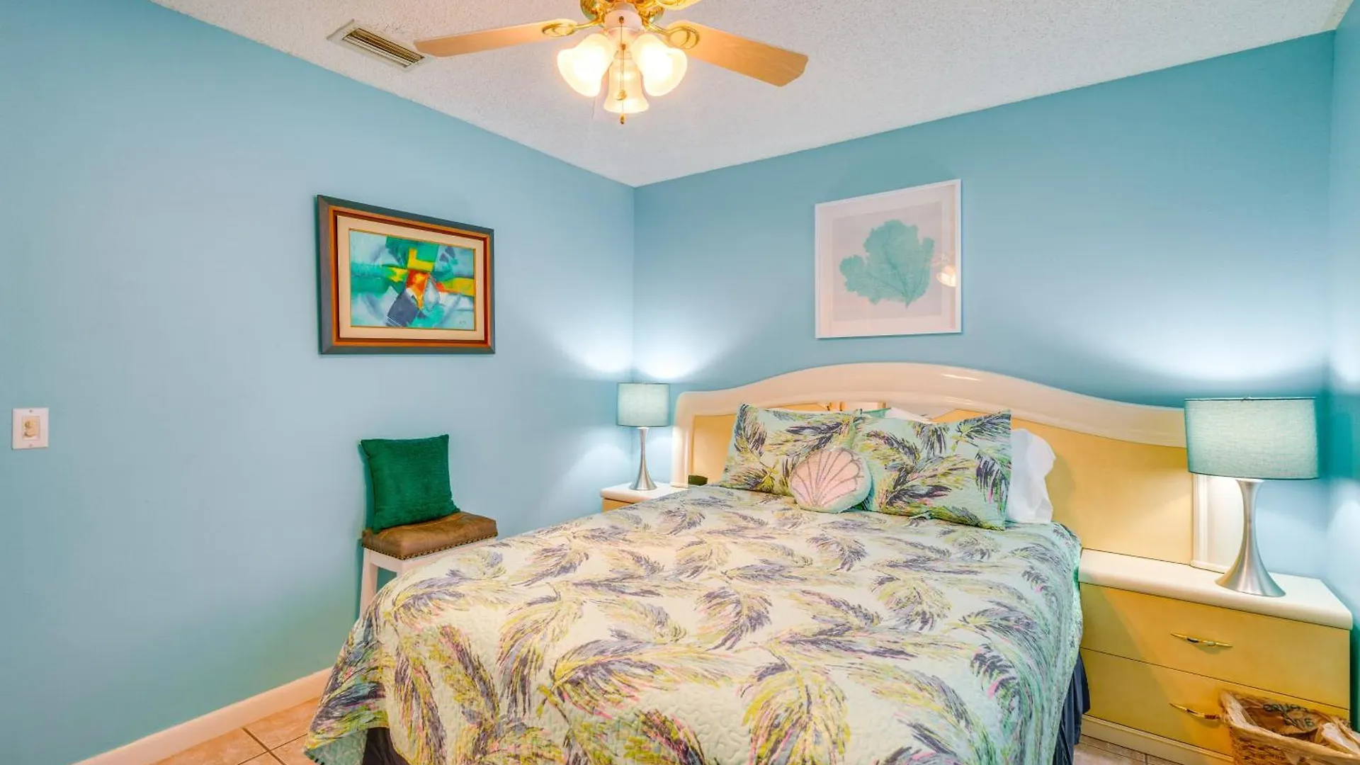 Canal-front With Dock And Lanai In Cape Coral! Holiday home *