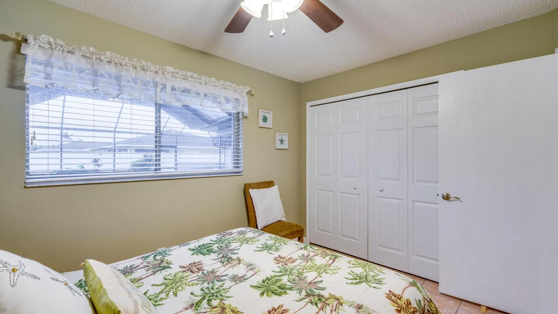 Canal-front With Dock And Lanai In Cape Coral! Holiday home Cape Coral