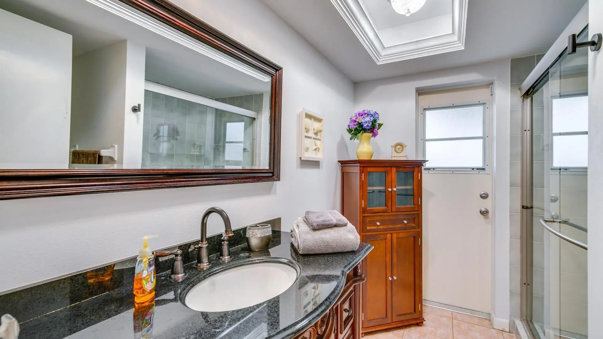 Canal-front With Dock And Lanai In Cape Coral! Holiday home *