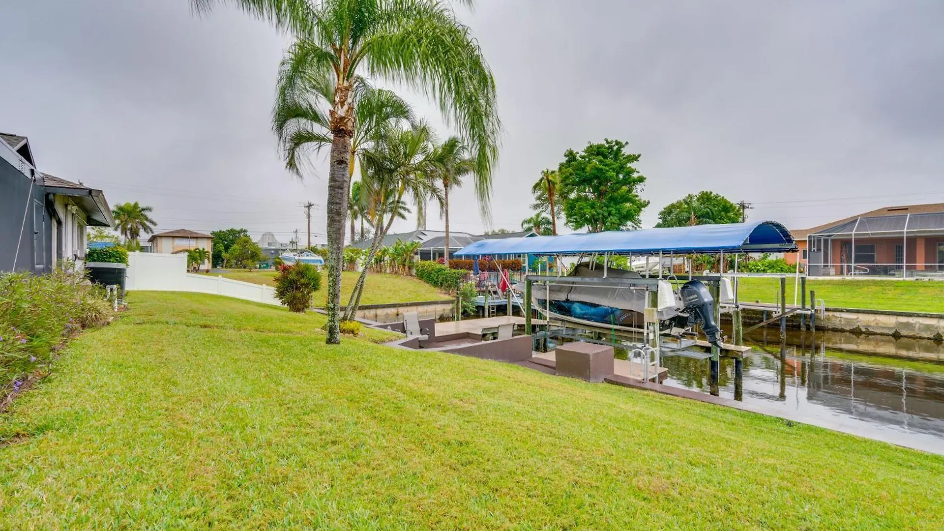 Canal-front With Dock And Lanai In Cape Coral! Holiday home *