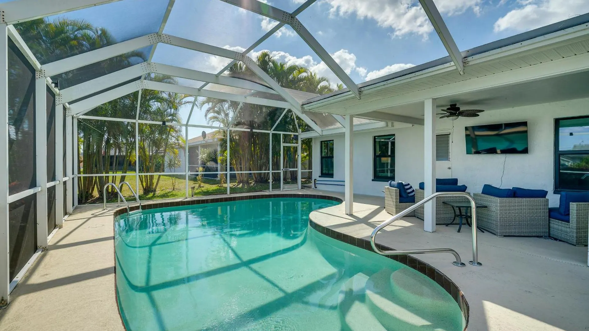 Canal-front Gem With Hot Tub, Foosball In Holiday home *
