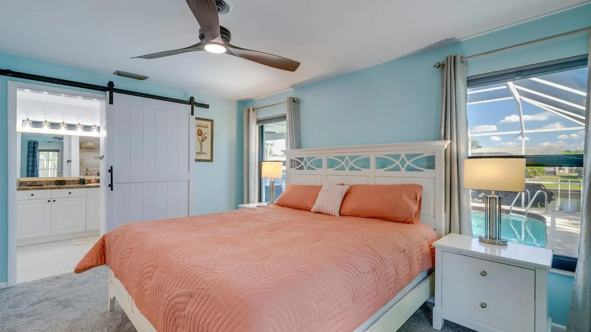 Canal-front Gem With Hot Tub, Foosball In Holiday home Cape Coral