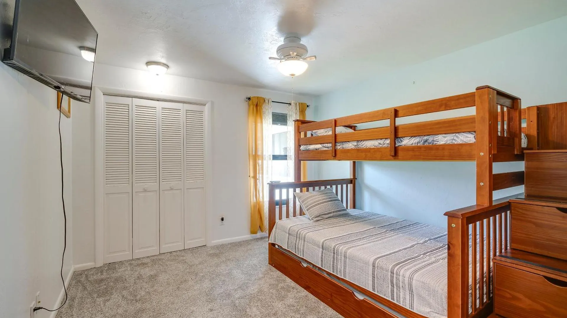 Holiday home Canal-front Gem With Hot Tub, Foosball In *