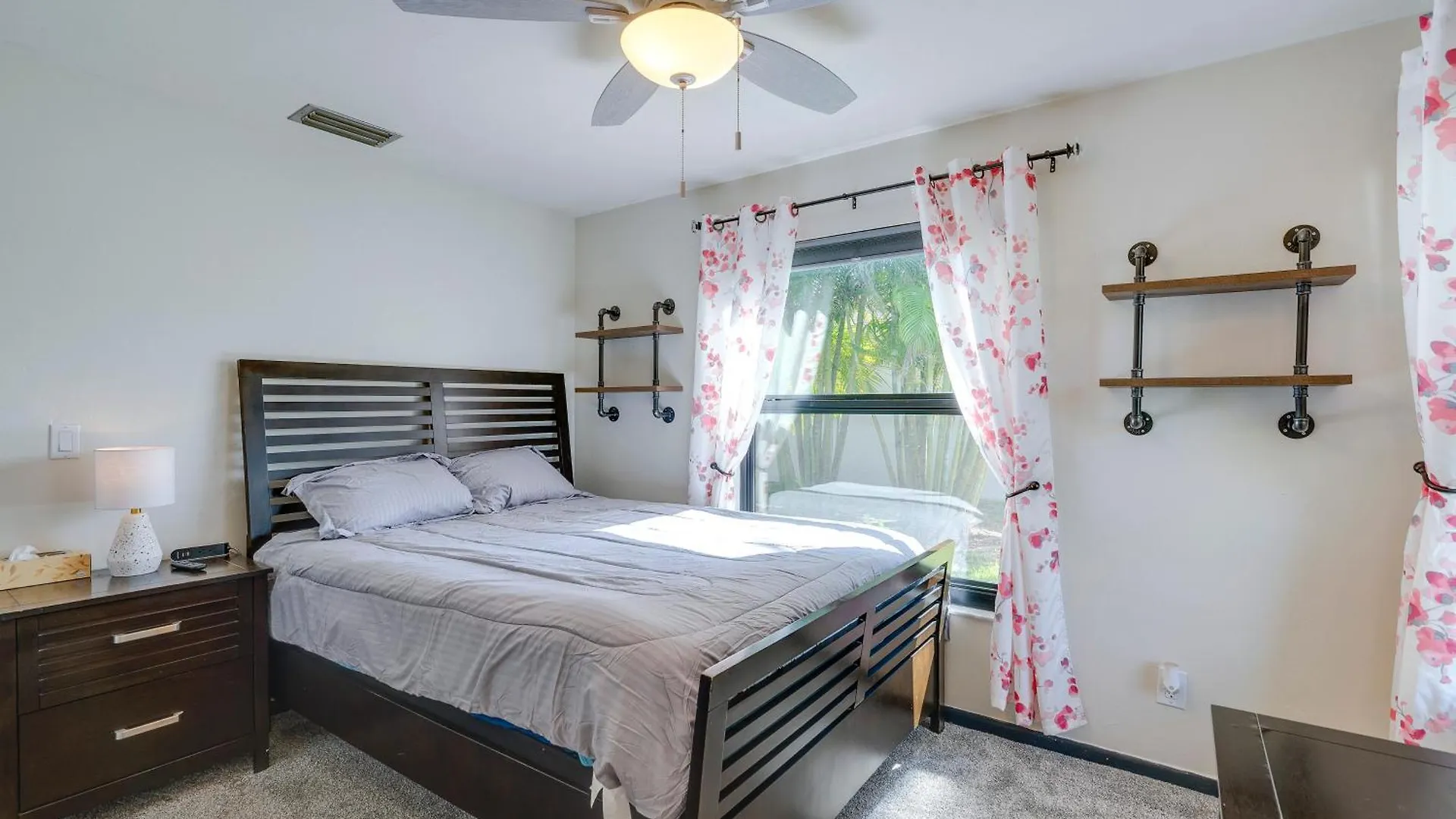 Canal-front Gem With Hot Tub, Foosball In * Cape Coral