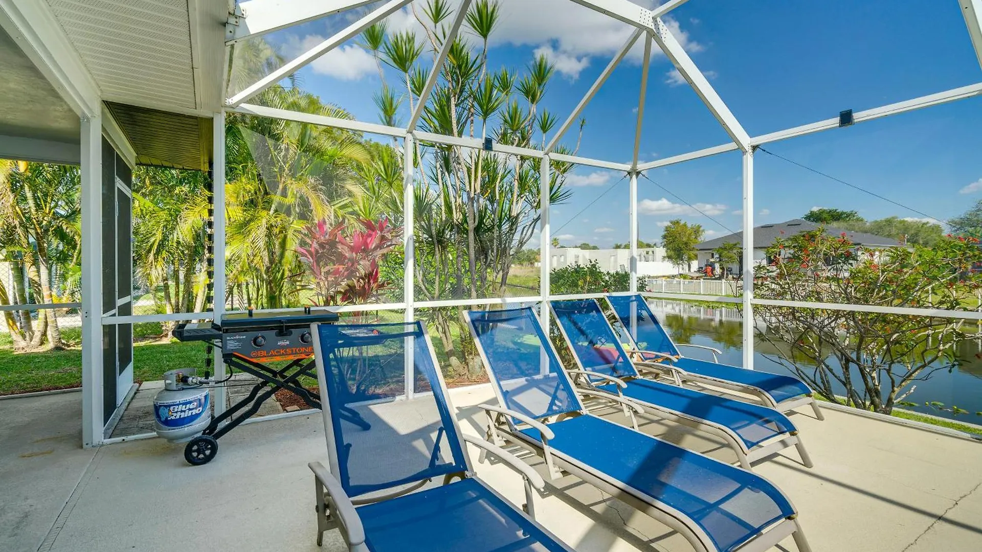 Holiday home Canal-front Gem With Hot Tub, Foosball In Cape Coral