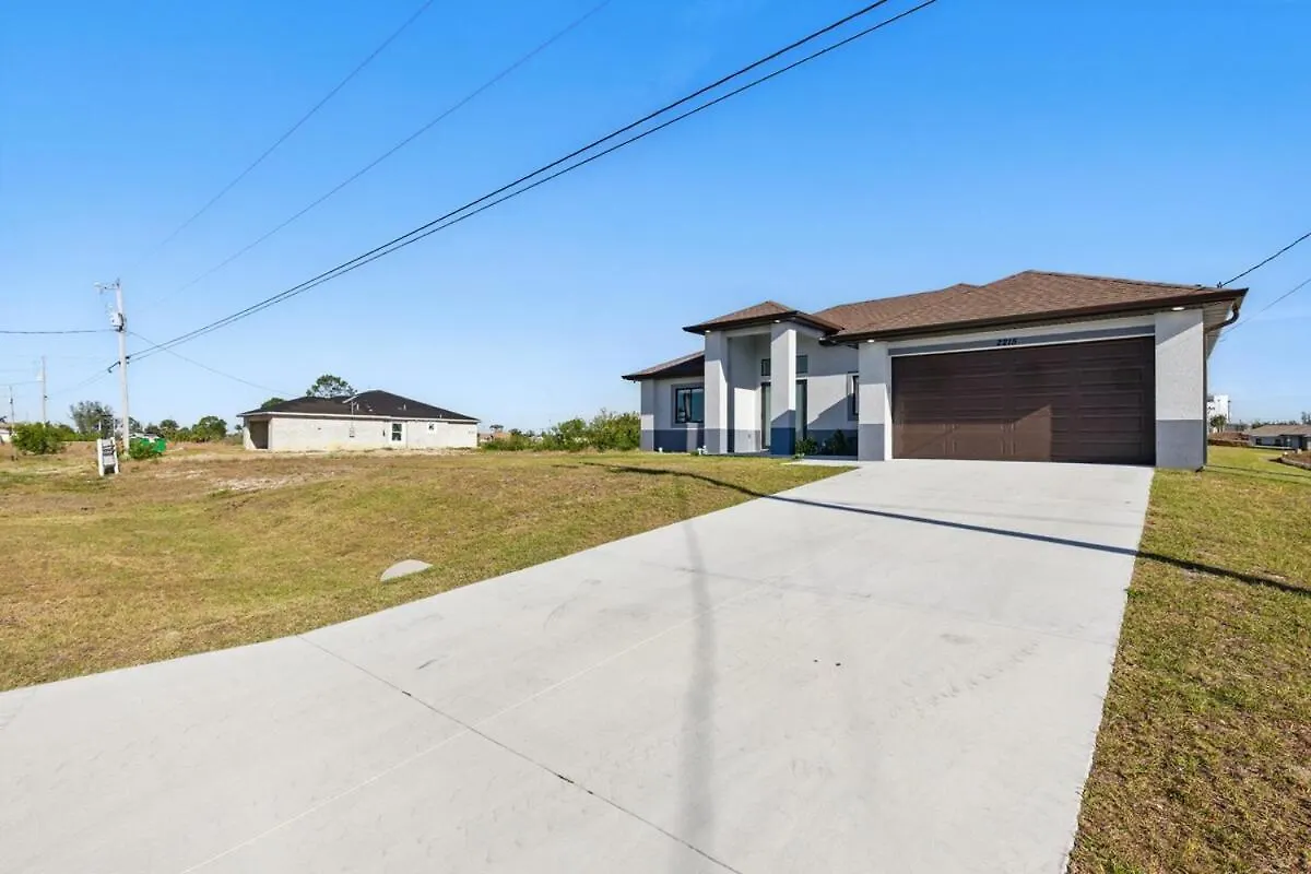 Beautiful With Canal Views * Cape Coral