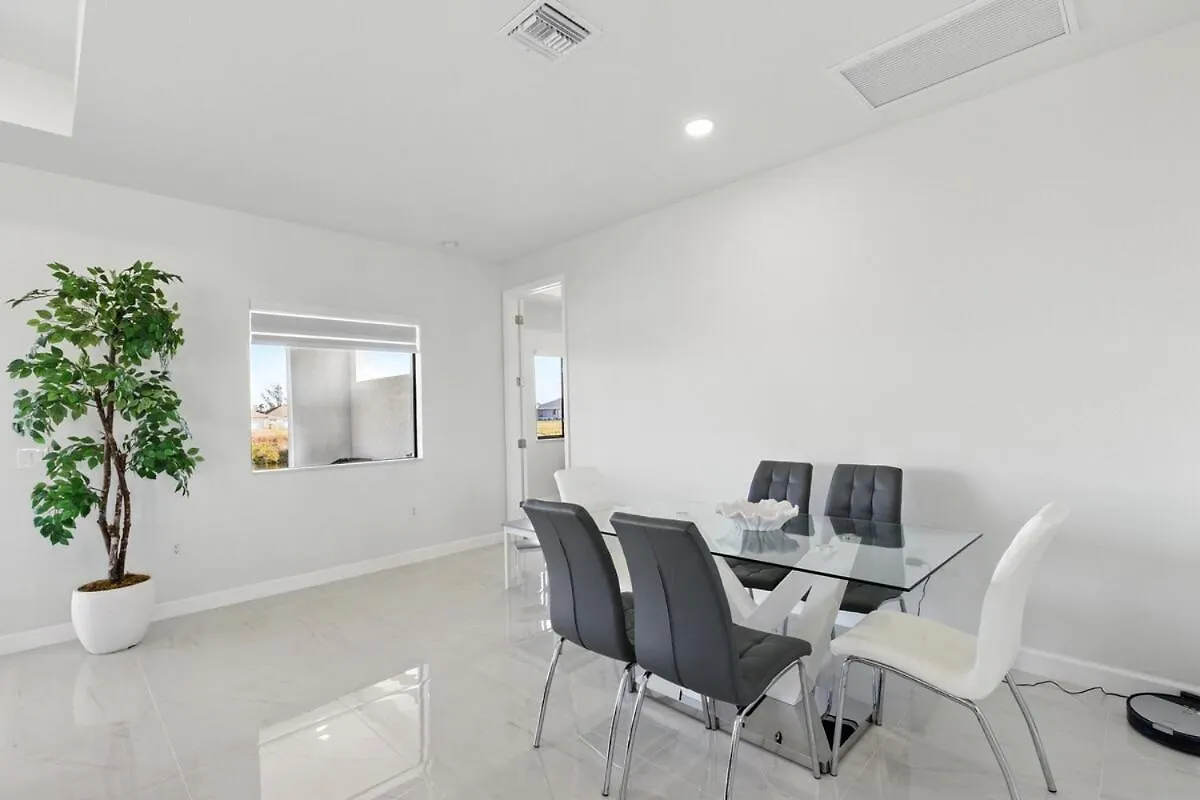 Beautiful With Canal Views Holiday home Cape Coral