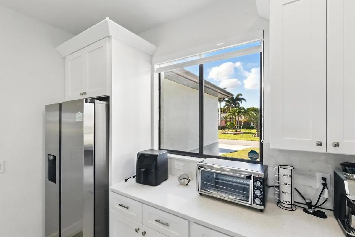 Beautiful With Canal Views *