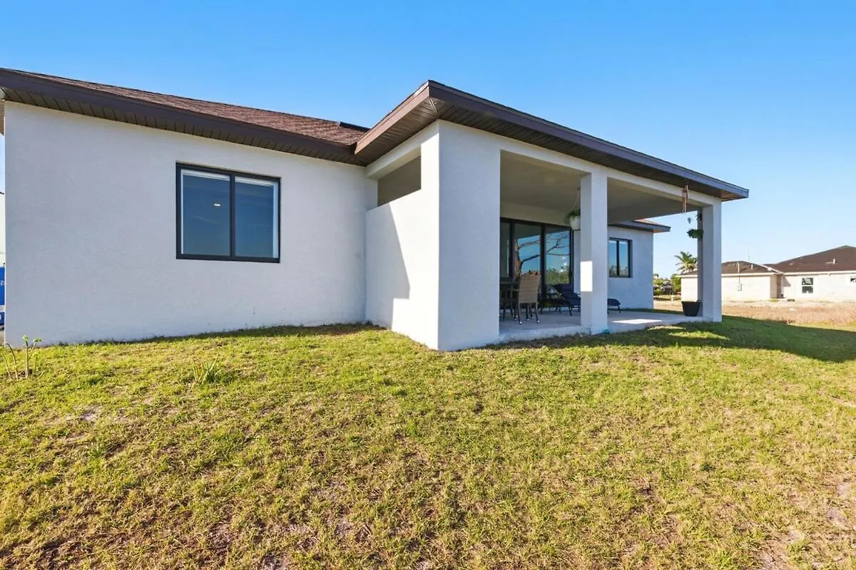 Beautiful With Canal Views * Cape Coral