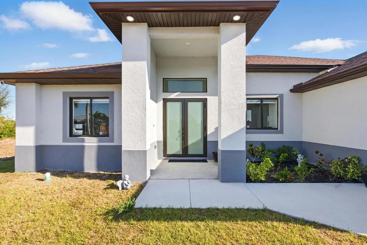 Holiday home Beautiful With Canal Views Cape Coral