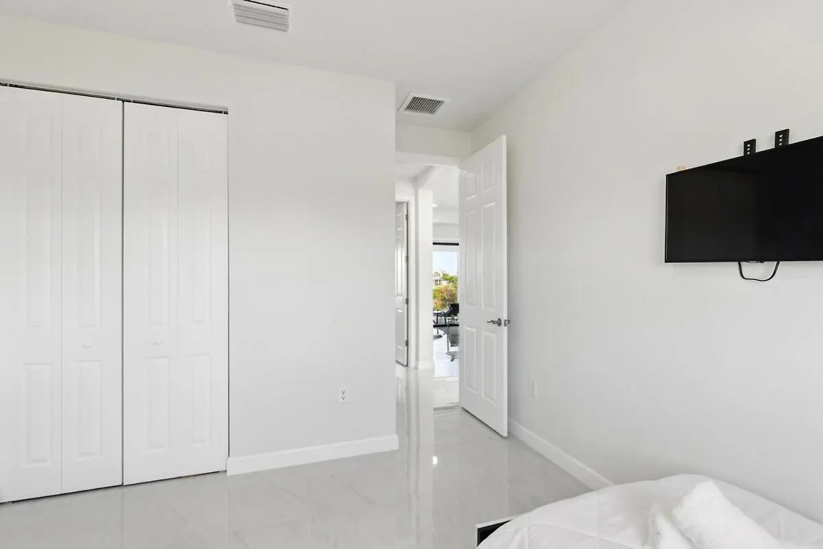 Beautiful With Canal Views Holiday home