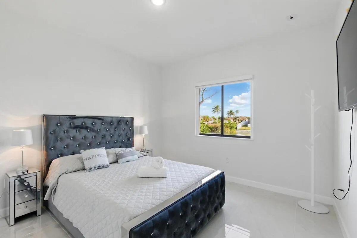 Beautiful With Canal Views Holiday home