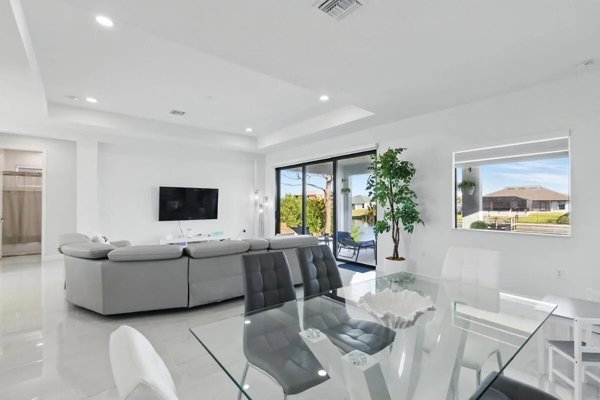 Beautiful With Canal Views Holiday home Cape Coral