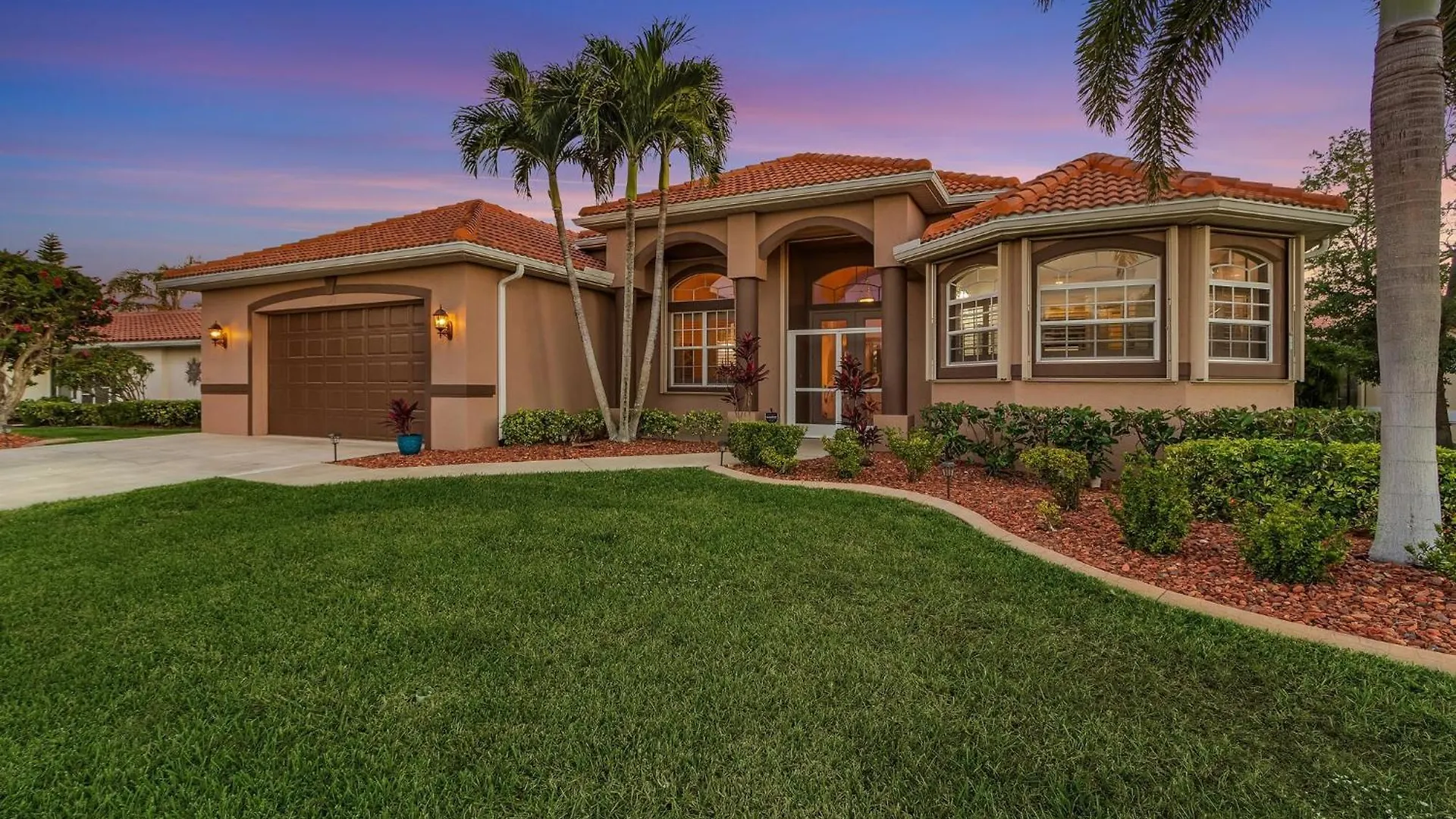 Heated Saltwater Pool, Dock, Gulf Access - Infinity Coral - Roelens Cape Coral