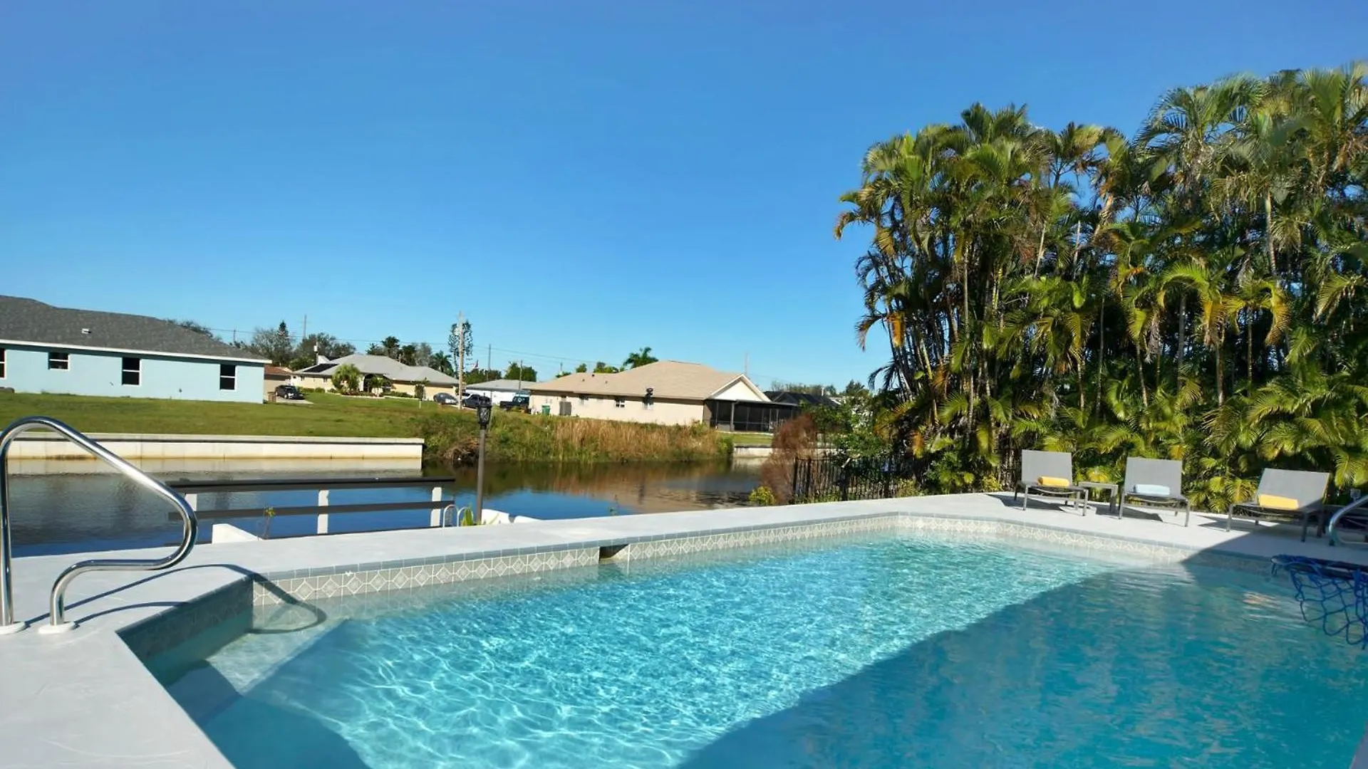 Charming Sunshine With Heated Pool On Canal Holiday home