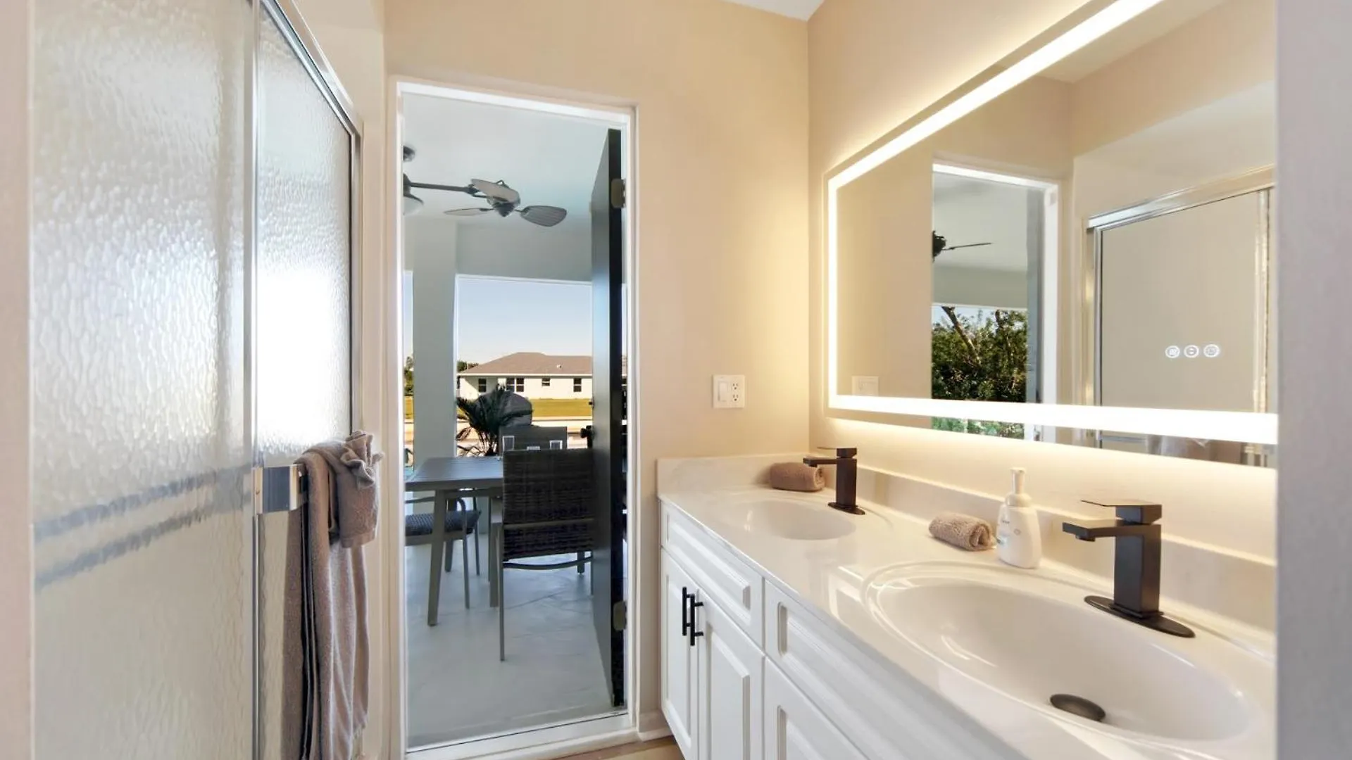 Charming Sunshine With Heated Pool On Canal *