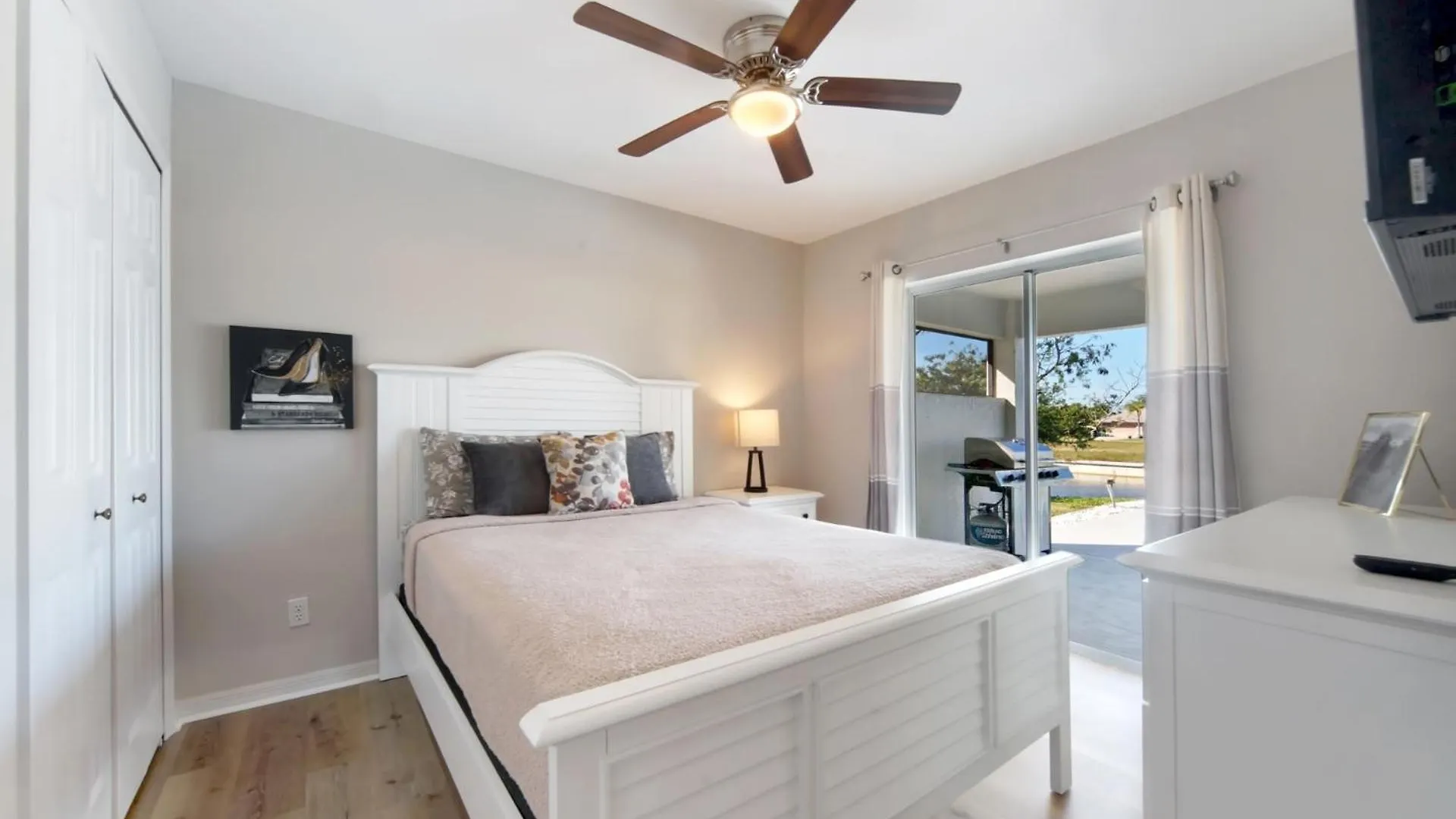 Charming Sunshine With Heated Pool On Canal Holiday home *