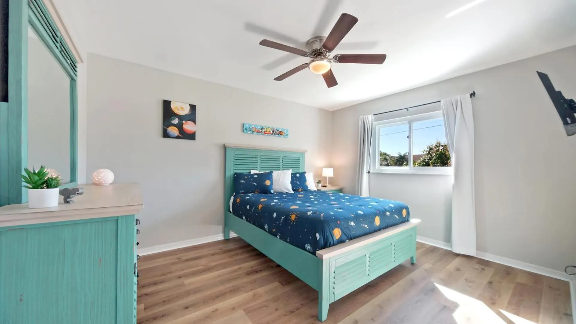 Charming Sunshine With Heated Pool On Canal Cape Coral
