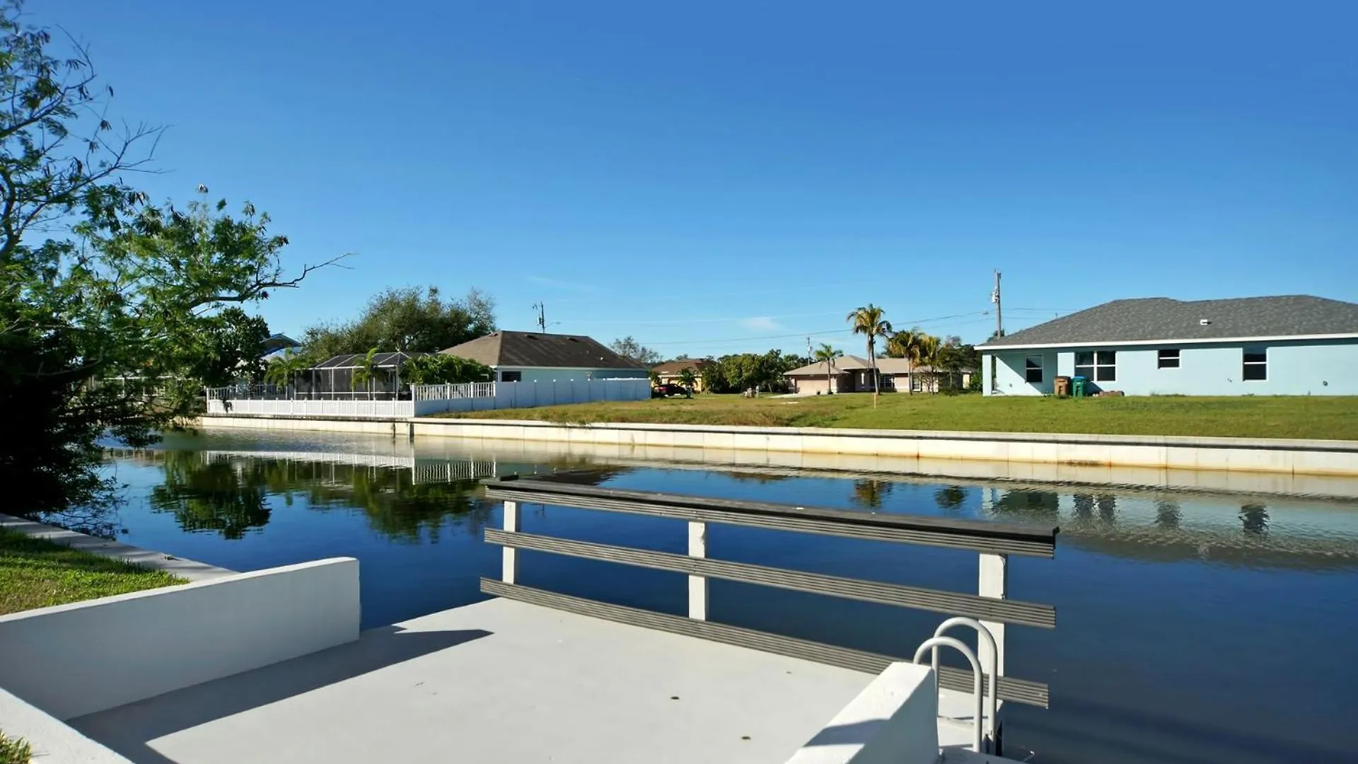 Charming Sunshine With Heated Pool On Canal Cape Coral