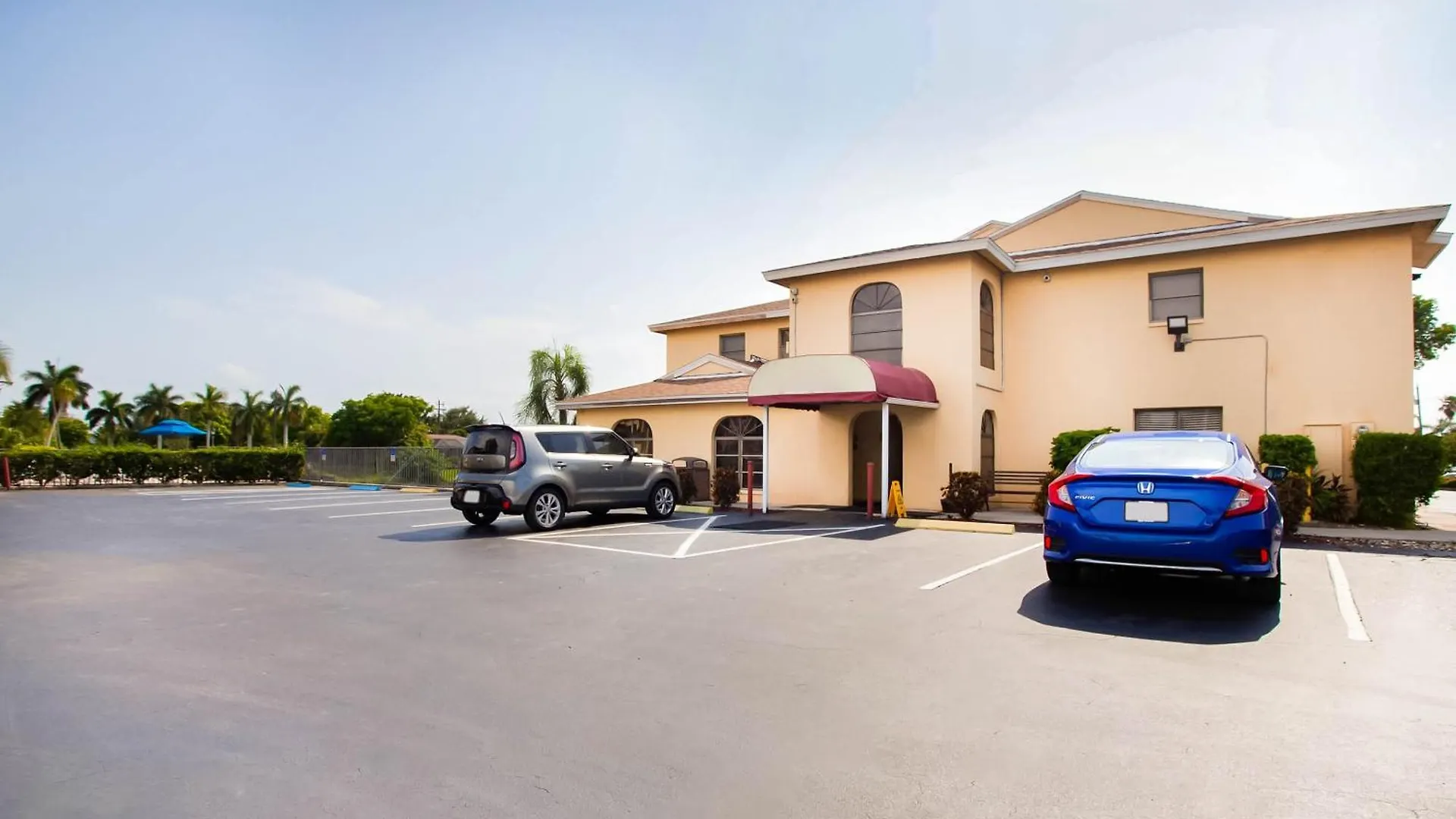Oyo Waterfront Hotel- Myers, Fl