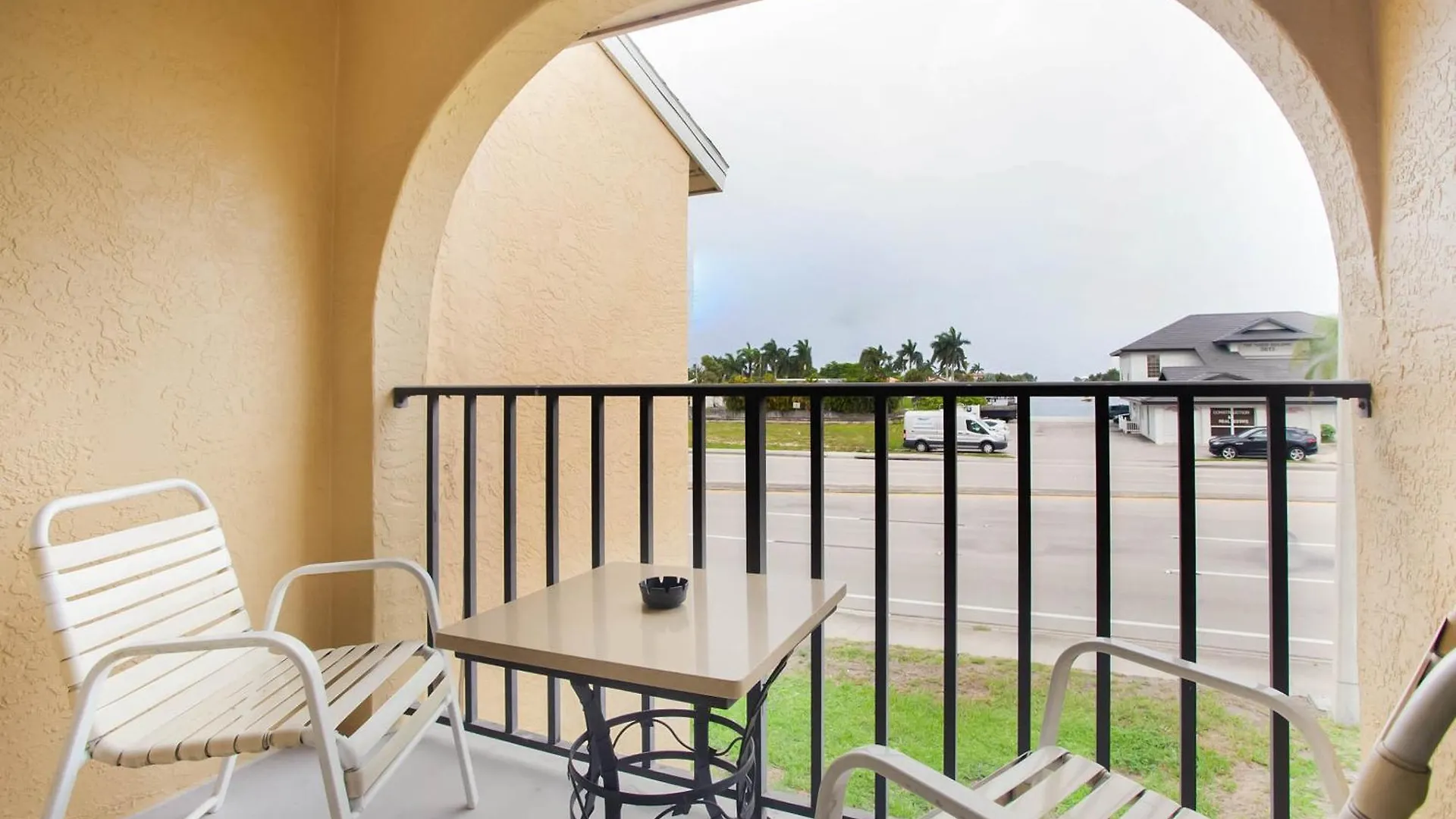 Oyo Waterfront Hotel- Myers, Fl